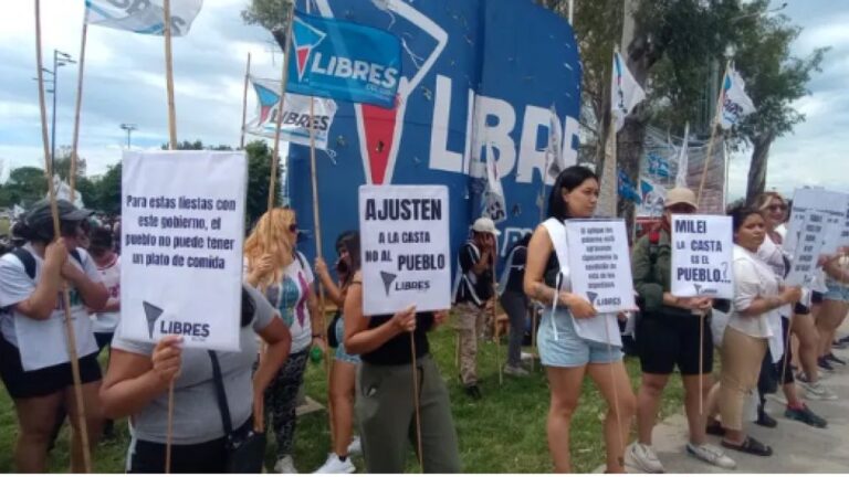 Organizaciones sociales y gremios copan la bajada de la Autopista Buenos Aires – La Plata