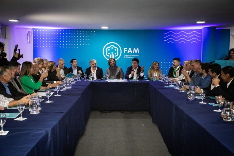 Intendentes se plantan contra el DNU de Milei y presentarán un amparo ante la Justicia
