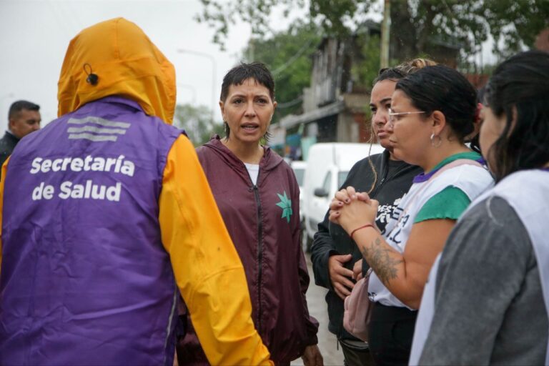 Mayra Mendoza encabezó un operativo de limpieza y ayuda por las tormentas