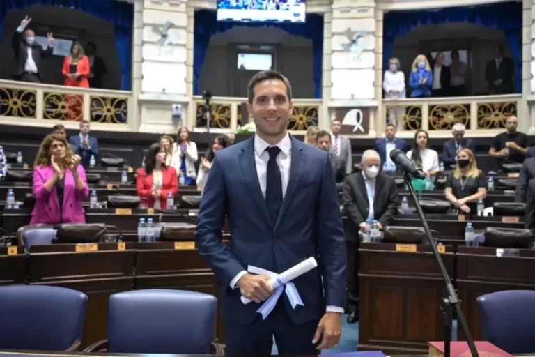 El intendente electo de San Nicolás no puede asumir porque no dejó su cargo anterior