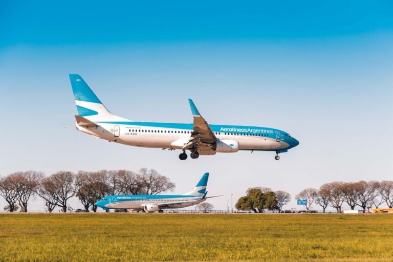 Las aerolíneas cancelaron y reprogramaron más de 100 vuelos por el paro