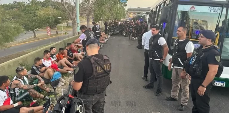 Feroz pelea entre barras de River