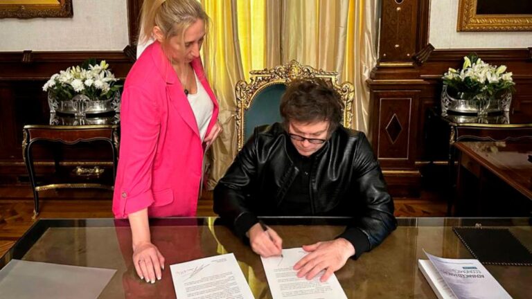 Milei le escribió una carta al Papa Francisco para invitarlo a la Argentina
