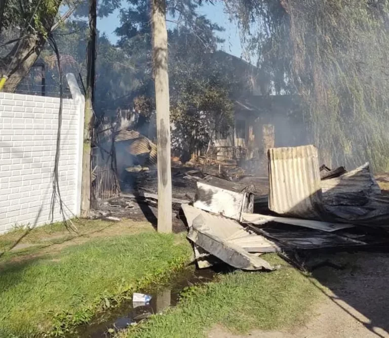 Murió el dueño de una casa en Villa Elvira tras un incendio