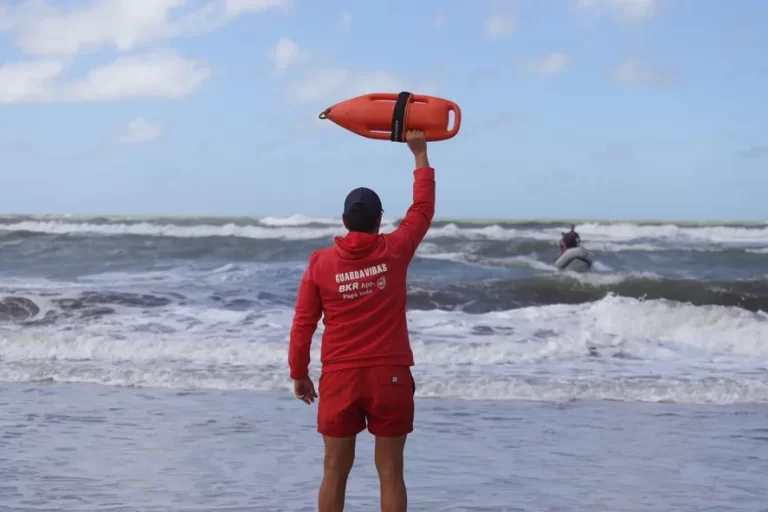 Los guardavidas de Pinamar reclaman aumento a los privados y toman medidas de fuerza