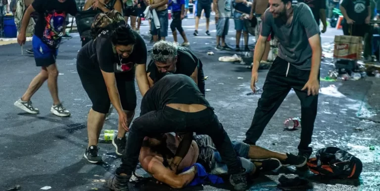El joven golpeado por un efectivo de seguridad en el recital de La Renga está internado en terapia intensiva
