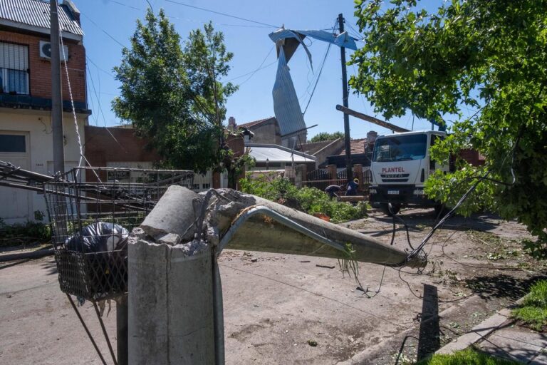 Tras el temporal, Kicillof se dirigió a Miramar y se reunió con el intendente
