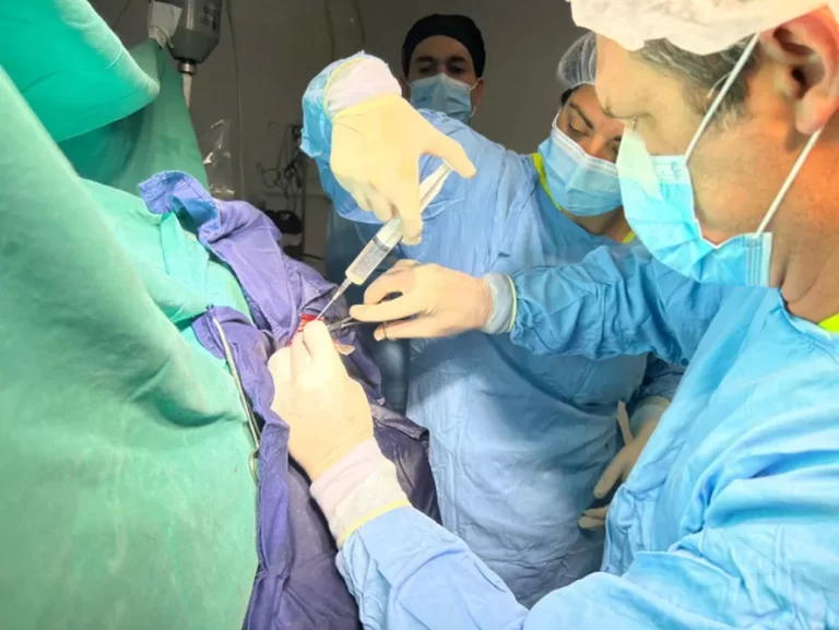 Inédito: operan despierto a un joven para quitarle un tumor cerebral