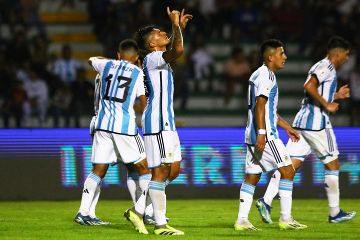 Argentina goleó 5-0 a Chile, avanzó a la fase final del Preolímpico