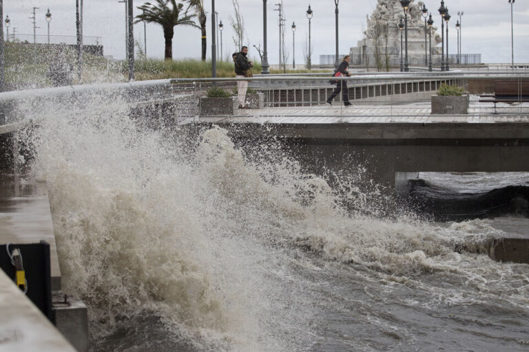 Evacuaron a varias personas en la zona de Quilmes y Bernal por la crecida del Río de la Plata