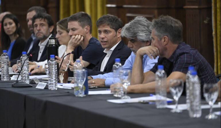 Kicillof recibió a representantes de la industria textil y del cuero