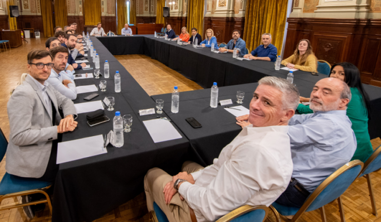 Al rescate de los municipios, Kicillof ditribuye importantes recursos