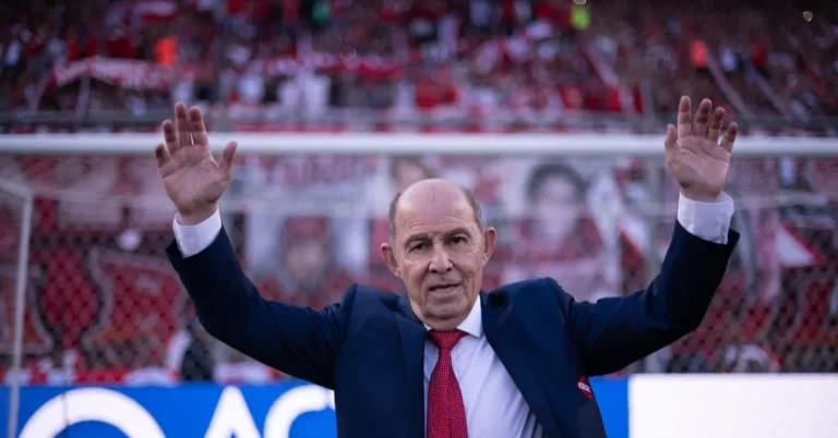 Ricardo Bochini volcó con su auto y debió ser internado