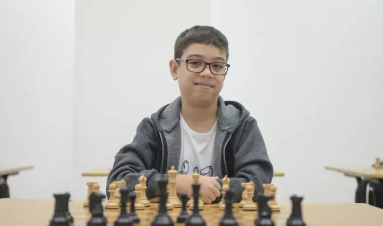 El argentino Faustino Oro, de 10 años, derrotó al mejor jugador de ajedrez del mundo