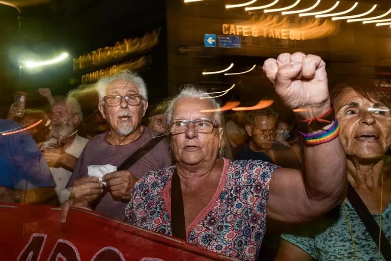 El gobierno pagará en dos cuotas las jubilaciones y pensiones de abril