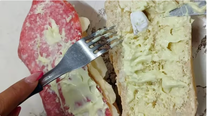 Un remisero intentó entrar a una comisaría de Berisso con dos sándwiches rellenos con cocaína