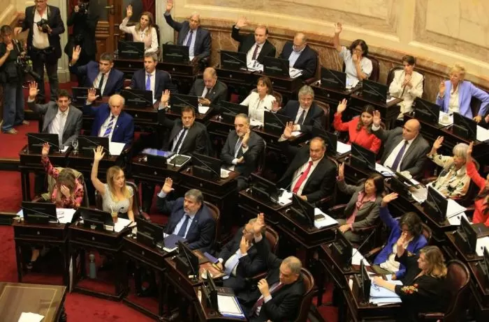 Los senadores se aumentaron el sueldo