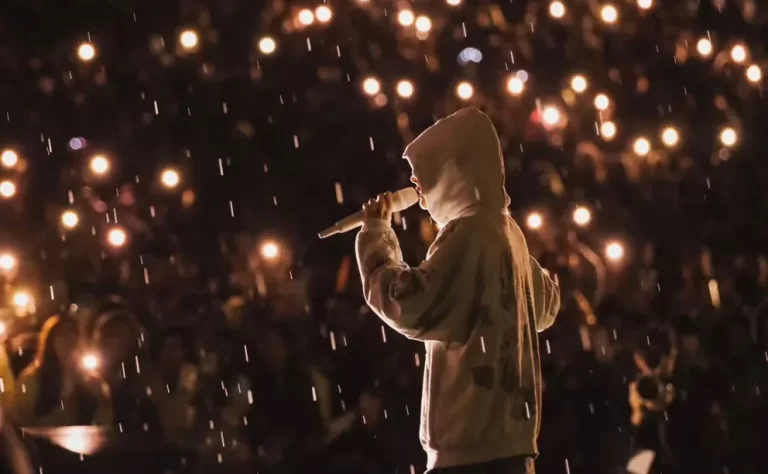 Tini Stoessel tuvo que suspender su show y salió bajo el agua a disculparse con su público