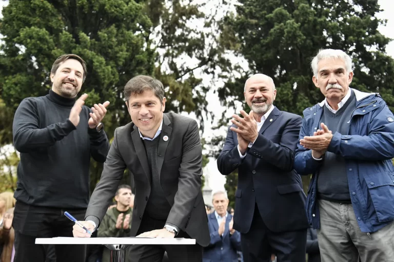 Kicillof y Secco encabezaron el acto por el 223° aniversario de Ensenada