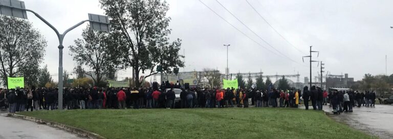 Protesta de trabajadores de las centrales Atucha 1 y 2 por despidos masivos