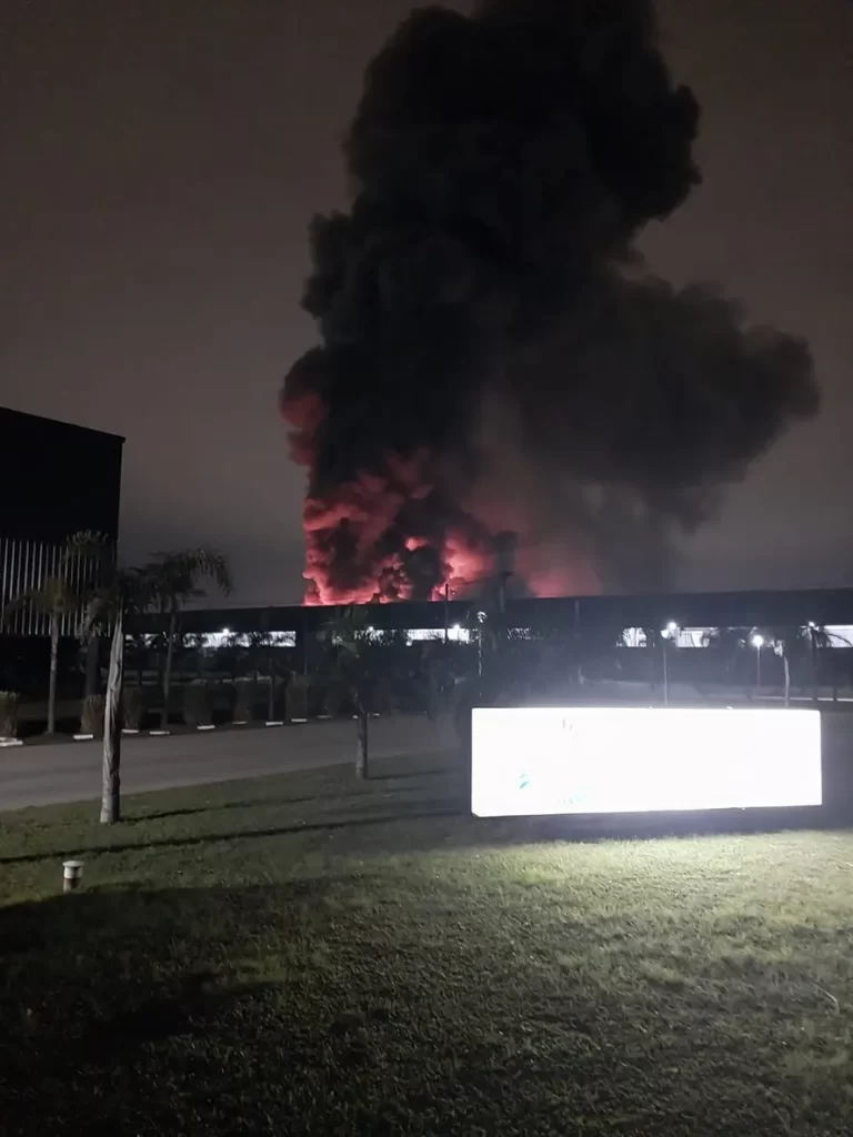 Voraz incendio en una fábrica de muebles en Moreno