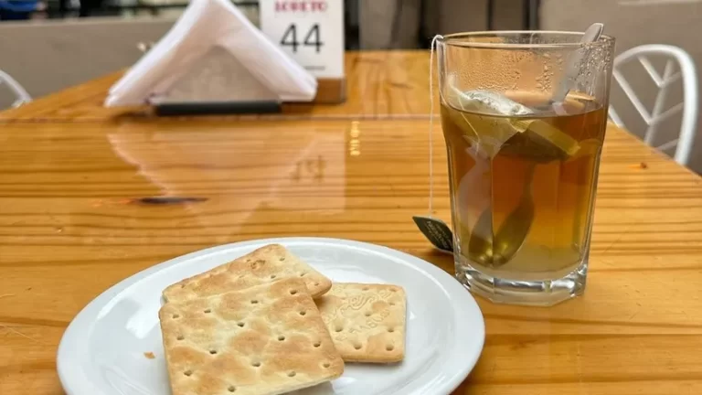 Un bar ofrece desayuno de hospital: mate cocido y galletitas de agua