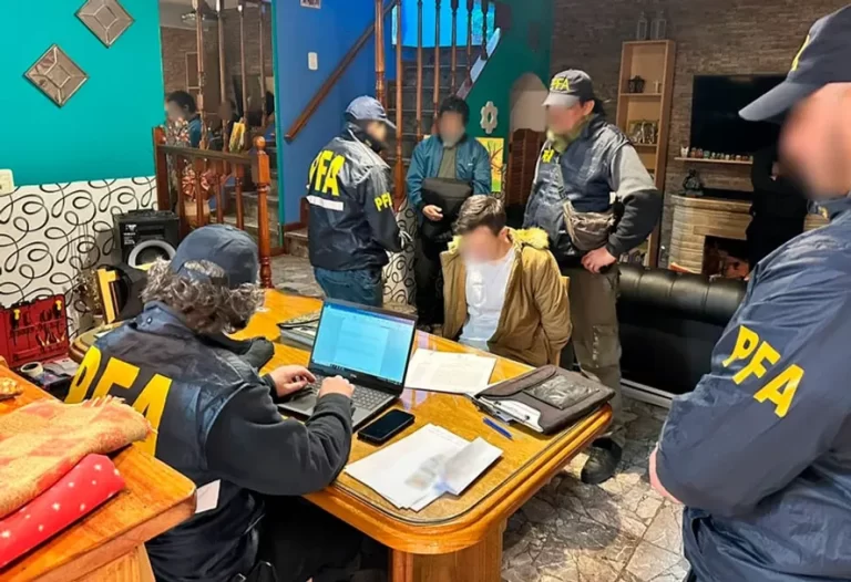 “Mi sueño es exterminar a los judíos y a los gays”: Detienen a un nazi que preparaba atentados