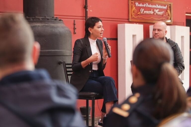 Mayra presentó una nueva vía de comunicación directa entre los vecinos y el área de Seguridad en Quilmes