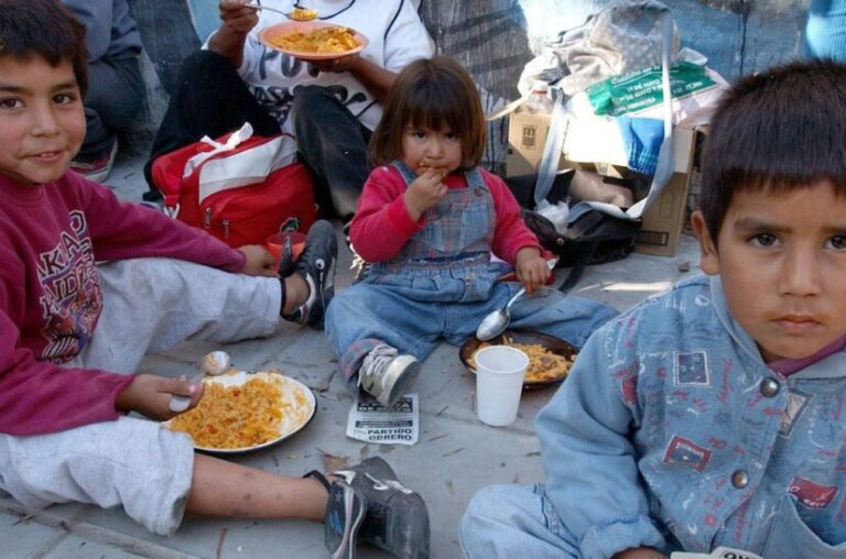 Revelador informe de UNICEF: más de un millón de niños dejaron de comer alguna comida al día