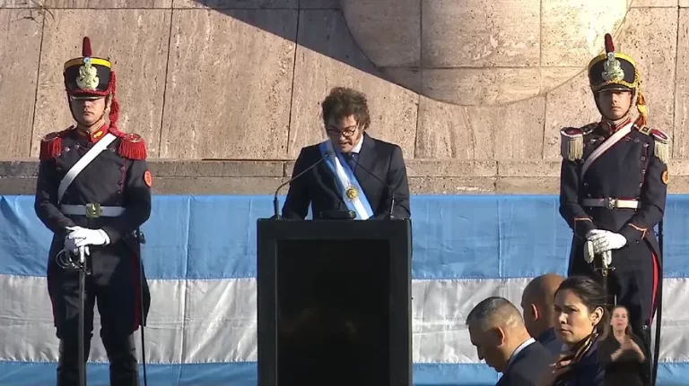 Milei encabezó el acto para conmemorar el Día de la Bandera en Rosario