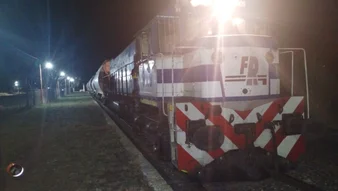 Un hombre alcoholizado dormía en las vías y lo embistió un tren