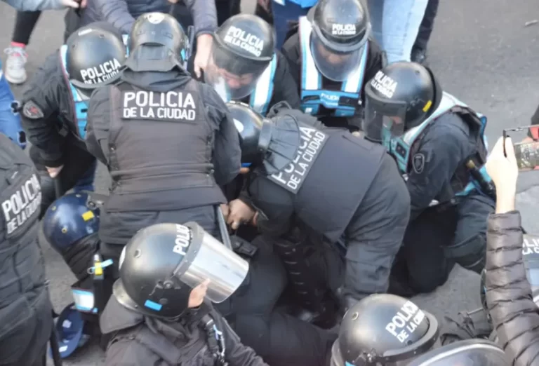 Represión y detenidos en la marcha de estatales contra los despidos en el INTI