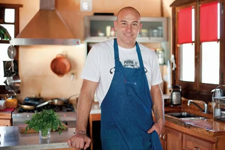 El gobierno bajó Cocineros Argentinos porque no había plata, pero contrató a Martiniano Molina