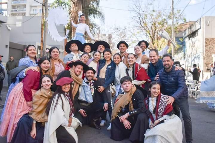 Mayra Mendoza participó de la exitosa iniciativa “Paseo Patrio en la calle” junto a cientos de vecinos