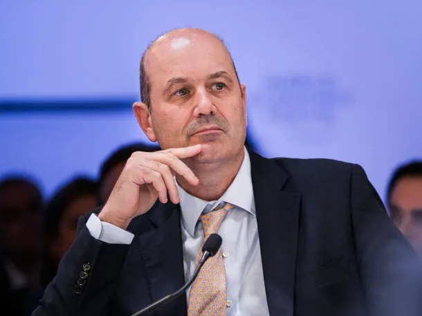 La reforma laboral de Sturzenegger: jornada de 12 horas y tickets de comida