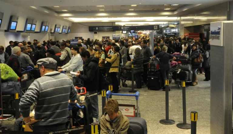 Demoras en Aeroparque por protestas de personal aeronáutico