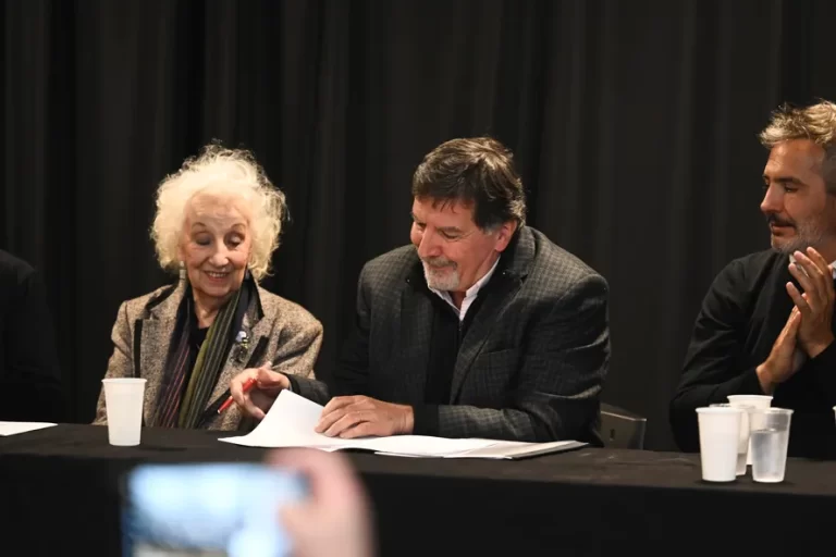 Provincia y Abuelas firmaron un convenio de cooperación para trabajar en materia de memoria