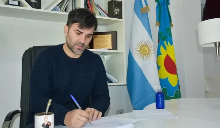 El intendente de Castelli creó la «Tasa Milei»