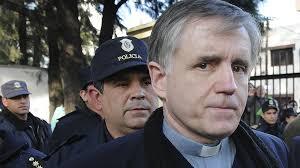 El padre Grassi intenta adelantar su liberación