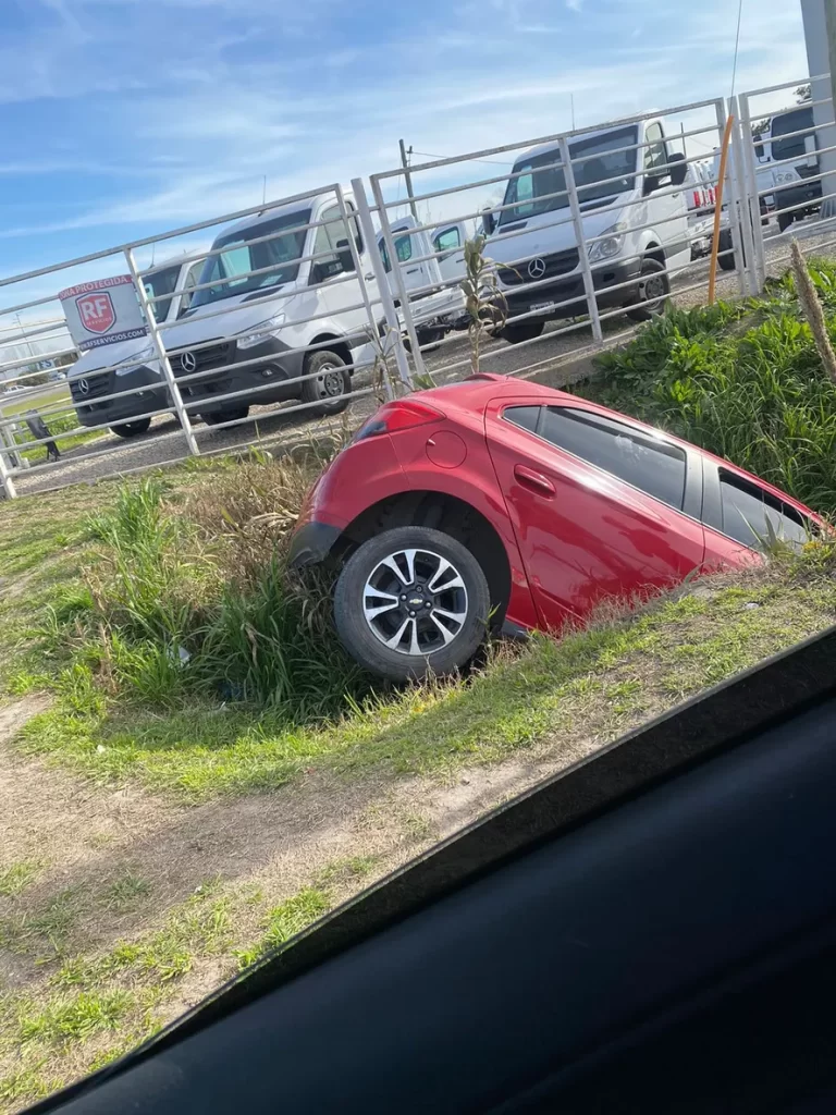 Un penitenciario se quedó dormido y se metió con el auto en un zanjón
