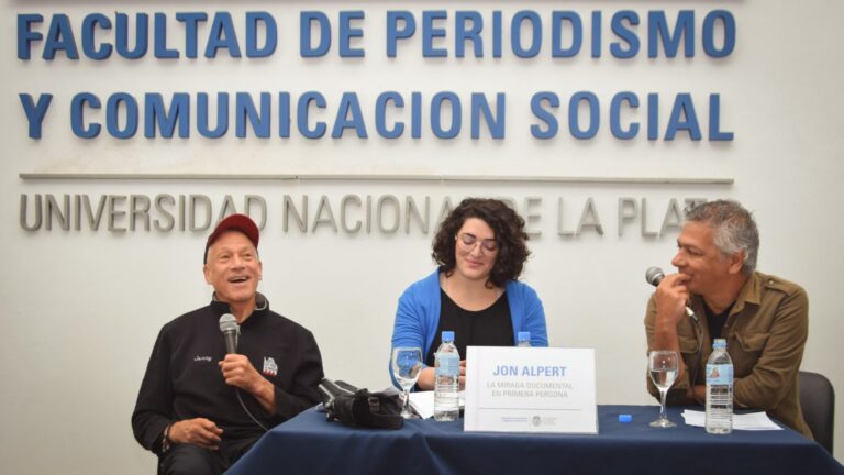 El cineasta Jon Alpert visitó la Facultad de Periodismo de La Plata
