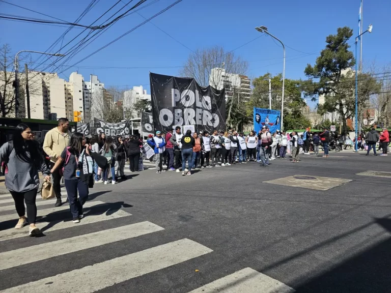 Manifestantes cortan la subida al Puente Pueyrredon