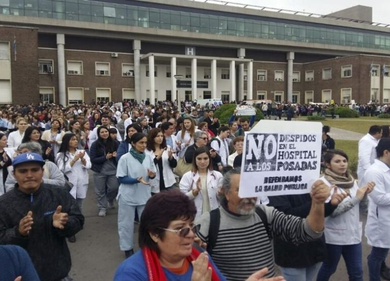Protesta en la puerta del Hospital Posadas por nuevos despidos