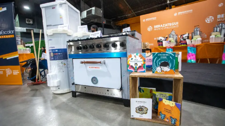 Mussi entregó equipamientos en 62 centros educativos