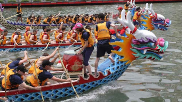 Competencia de botes dragones en la ribera quilmeña