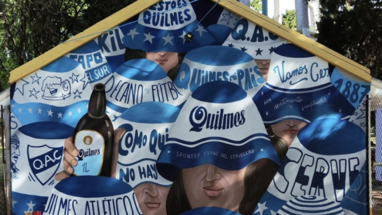 Murales de hinchas cerveceros en el Parque de la Cervecería y en la cancha de Quilmes
