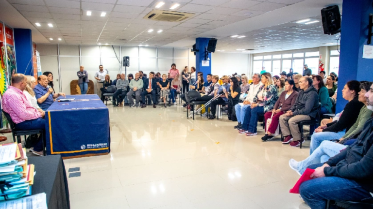 54 familias de Berazategui firmaron sus escrituras de propiedad