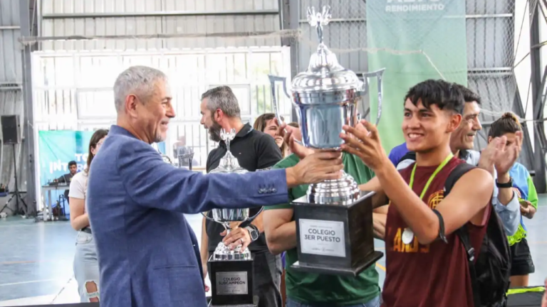 Ferraresi entregó los premios del Torneo Intercolegial de Avellaneda