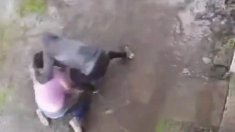 El motochorro le hundió la cabeza en el charco para robarle