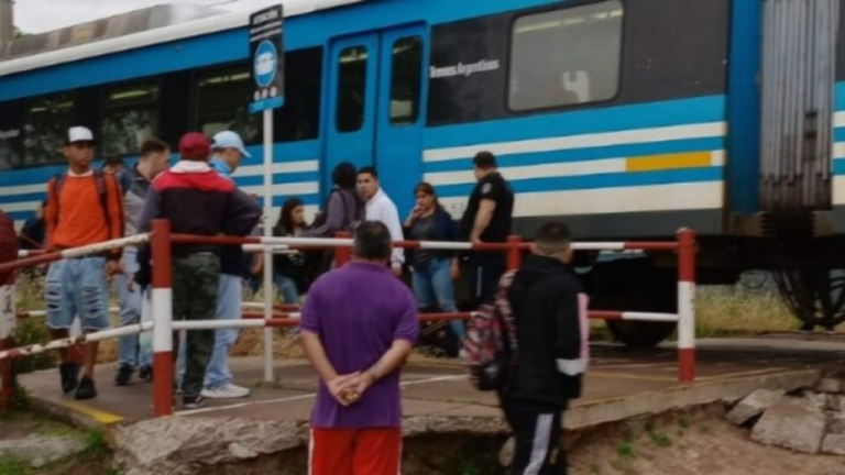 Milagro en Villa Dominico: una joven fue arrollada por el tren y sobrevivió